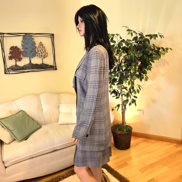 Jones of New York Woman's Green Plaid Suit, Size 12 - Picture 3 of 16